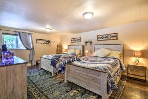 Säng eller sängar i ett rum på Cozy Home with Media Room Short Walk to Taos Plaza!