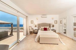 Katil atau katil-katil dalam bilik di Es Macar, heated pool & sea views +31 gambar