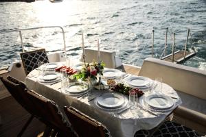 een tafel op een boot op het water bij PRUVA YACHT in Istanbul