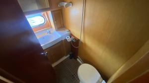 een kleine badkamer met een toilet en een wastafel bij PRUVA YACHT in Istanbul