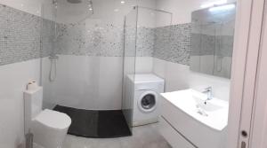 アルヴォルにあるCasa Alvor - a criar Memóriasの白いバスルーム(洗濯機、シンク付)