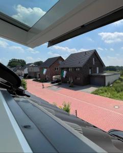 una vista de una casa desde el interior de un coche en Privatzimmer Steinmetz in Reken, en Reken