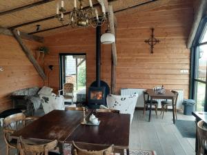 ein Esszimmer mit einem Tisch und einem Kamin in der Unterkunft boerderijkamer Zwanebloem in Onstwedde