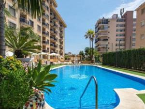 ein großer blauer Pool neben einigen Gebäuden in der Unterkunft Los Boliches Apartamentos Mediterraneo Real in Fuengirola