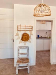 una silla en una sala con cocina en -Depto *ANGRA* en Tandil, BA- en Tandil