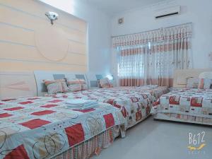 1 dormitorio con 2 camas en una habitación en Motel Thanh Huyền en Vung Tau