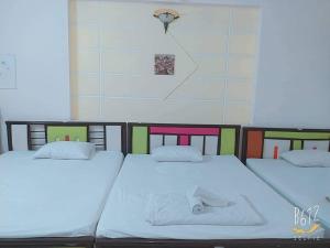 two twin beds in a room with at Motel Thanh Huyền in Vung Tau