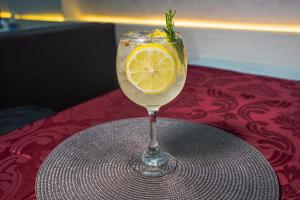 una bebida con un limón en un vaso sobre una mesa en Hotel Vale da Serra en Parauapebas