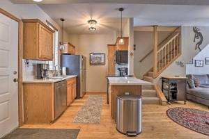 kuchnia i salon z lodówką i stołem w obiekcie Pet-Friendly Fraser Condo with Community Hot Tub w mieście Fraser