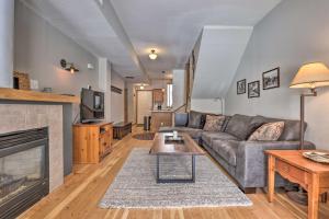 salon z kanapą i kominkiem w obiekcie Pet-Friendly Fraser Condo with Community Hot Tub w mieście Fraser