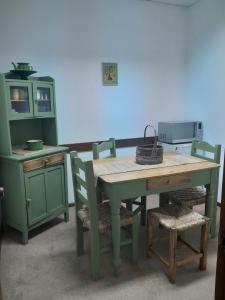 una cucina con tavolo, sedie e lavandino di Mykonos Centro Apartamento a Carmelo