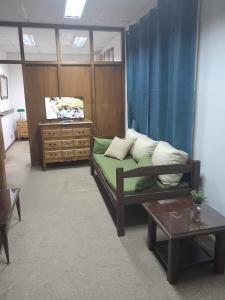 - un salon avec un canapé et une table dans l'établissement Mykonos Centro Apartamento, à Carmelo