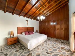 una camera con un letto e una croce sul soffitto di Villa Roca, Rodadero a Santa Marta