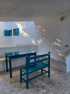 un banco azul sentado frente a una mesa en VILLA MARE, en Rena Majore
