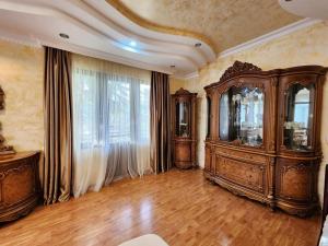 Großes Zimmer mit einem großen Holzschrank und einem Fenster. in der Unterkunft Villa in Chakvi in Chakvi