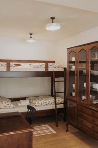 Pokój z 2 łóżkami piętrowymi i komodą w obiekcie Apartments Možinetova hiša w mieście Šentjošt nad Horjulom