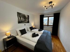 a bedroom with a large bed and a window at OhPardon! MICHELBACH - Garten & Balkon, Sauna, Netflix in Michelbach an der Bilz