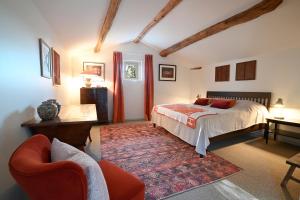 1 dormitorio con 1 cama, 1 sofá y 1 silla en Mas des Gourmands, en La Mothe-Saint-Héray