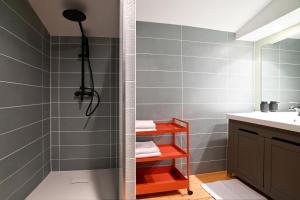 La salle de bains est pourvue d'une douche et d'un lavabo. dans l'établissement Mas des Gourmands, à La Mothe-Saint-Héray