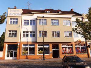 un edificio con un'auto parcheggiata di fronte di Hotel Avion a Prostějov
