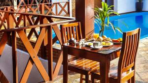 a table with food on it next to a pool at Rede Andrade Pousada do Norte in Jericoacoara +11 photos