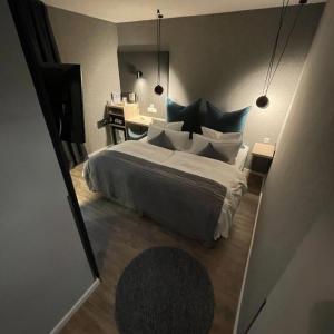 1 dormitorio con 1 cama grande y escritorio en Hotel Falkenturm, en Múnich