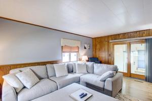 Posezení v ubytování Cozy Wisconsin Abode Walk to Lake Michigan!