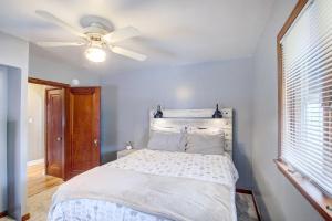 Postel nebo postele na pokoji v ubytování Cozy Wisconsin Abode Walk to Lake Michigan!