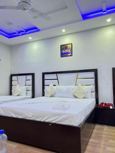Een bed of bedden in een kamer bij Al Atif Guest House