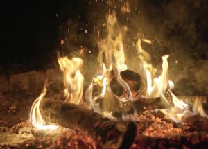 een grill met een hoop vuur erin bij Kauperhof in Burg