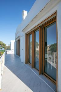 d'un balcon avec des portes coulissantes en verre et une vue sur l'océan. dans l'établissement Le Gemme Guest House, à Anacapri