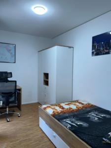 Un ou plusieurs lits dans un hébergement de l'établissement Three Bedroom apartment in City centre with a Grand Garden