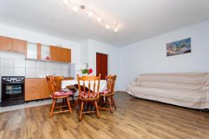 Kuchyň nebo kuchyňský kout v ubytování Apartments Mladen