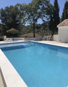 una gran piscina azul junto a una casa en Vista Las Colinas, en Córdoba