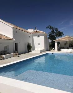 uma grande piscina em frente a uma casa em Vista Las Colinas em Córdoba