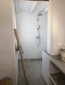 uma casa de banho com um chuveiro numa parede branca em Vista Las Colinas em Córdoba