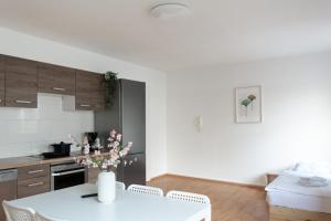 een keuken met een witte tafel en een koelkast bij T&K Apartments - 3 Room Apartment in Mülheim an der Ruhr