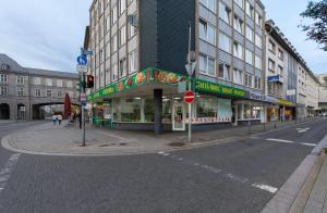 een lege straat met gebouwen en een stopbord bij T&K Apartments - 3 Room Apartment in Mülheim an der Ruhr