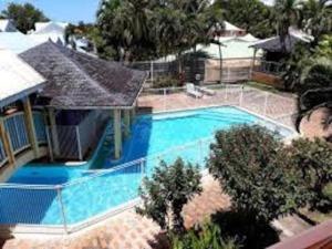 Bazén v ubytování Appartement KER-EOL Résidence CANOUAN Sainte-Anne avec piscine nebo v jeho okolí