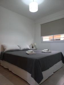 1 dormitorio con 1 cama con 2 toallas en Yapandi Portezuelo en Salta