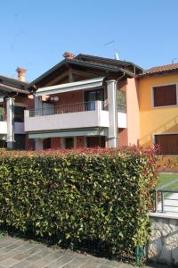 a hedge in front of a building at CASA VACANZE DA RIKI APPARTAMENTO 1 in Peschiera del Garda