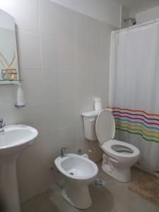 y baño con aseo blanco y lavamanos. en Yapandi Portezuelo en Salta