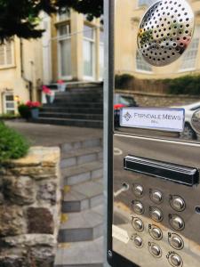 una caja de correo metálico con un número de número ambermbermber en Ferndale Mews en Bristol