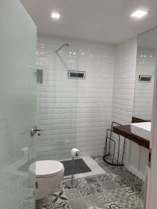 Un baño con ducha, inodoro y lavabo. en Apartments Tanjy, en Selce