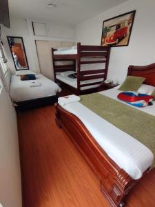 波哥大的住宿－Hotel COMIC CITY，一间设有两张双层床的客房