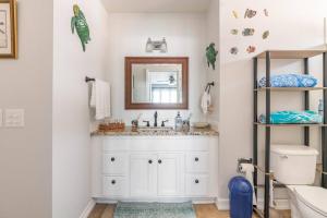 W łazience znajduje się umywalka i lustro. w obiekcie Romantic Coastal Private Room w mieście Oxnard