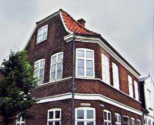 um grande edifício de tijolos com telhado vermelho em Bed & Breakfast Hasse Christensen em Ribe