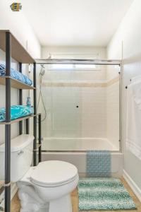 uma casa de banho com um WC branco e um chuveiro em Romantic Coastal Private Room em Oxnard