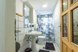 un bagno con lavandino e WC di Villa Flamingo a Dobra Voda Altre 37 foto