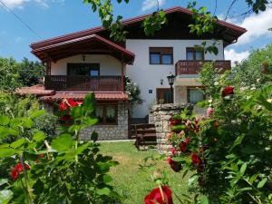 uitzicht op het huis vanuit de tuin bij PLITVICE KONAK Daic in Plitvička Jezera